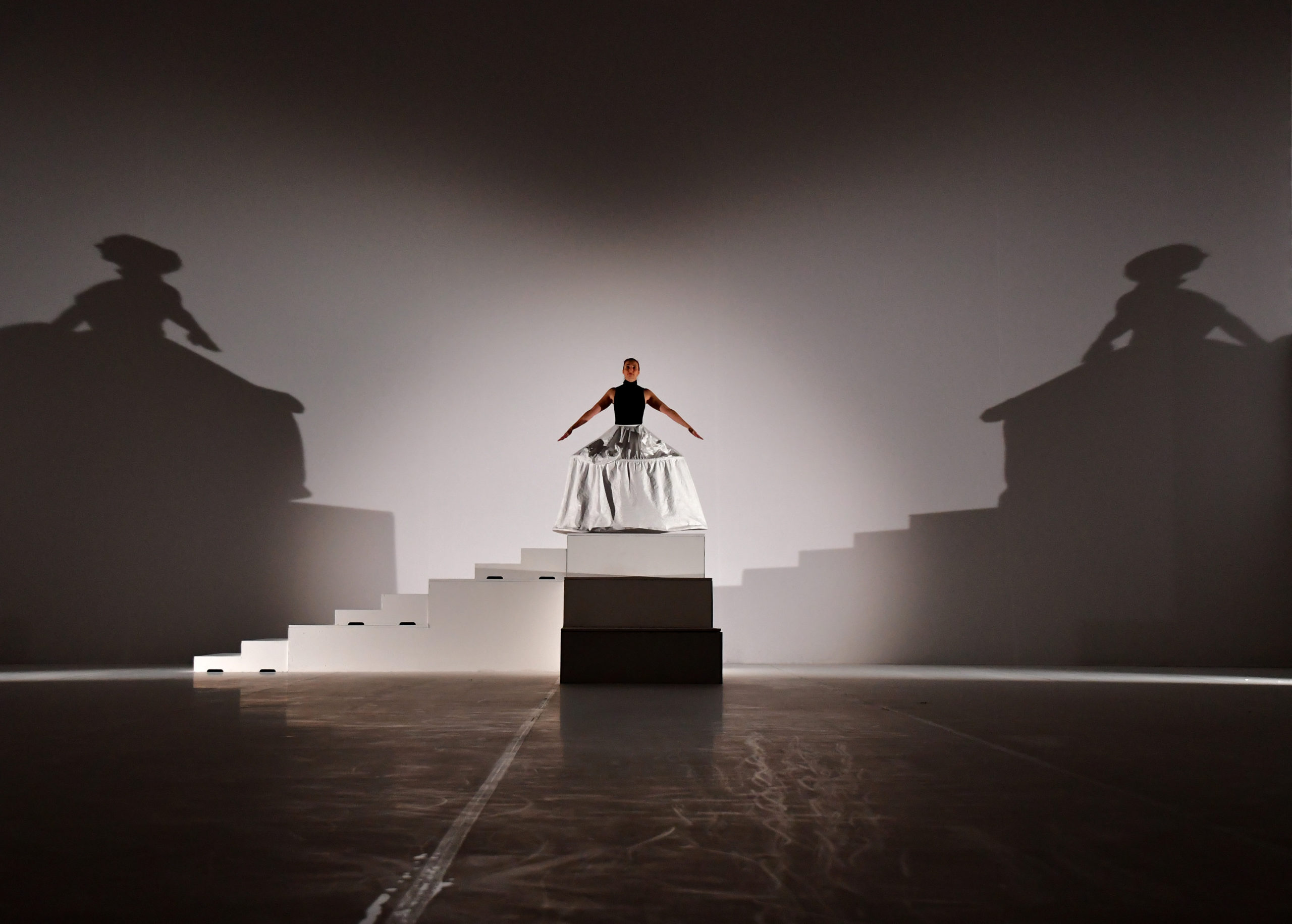 Geometrisches Ballett–Workshop Körperpappen + Licht